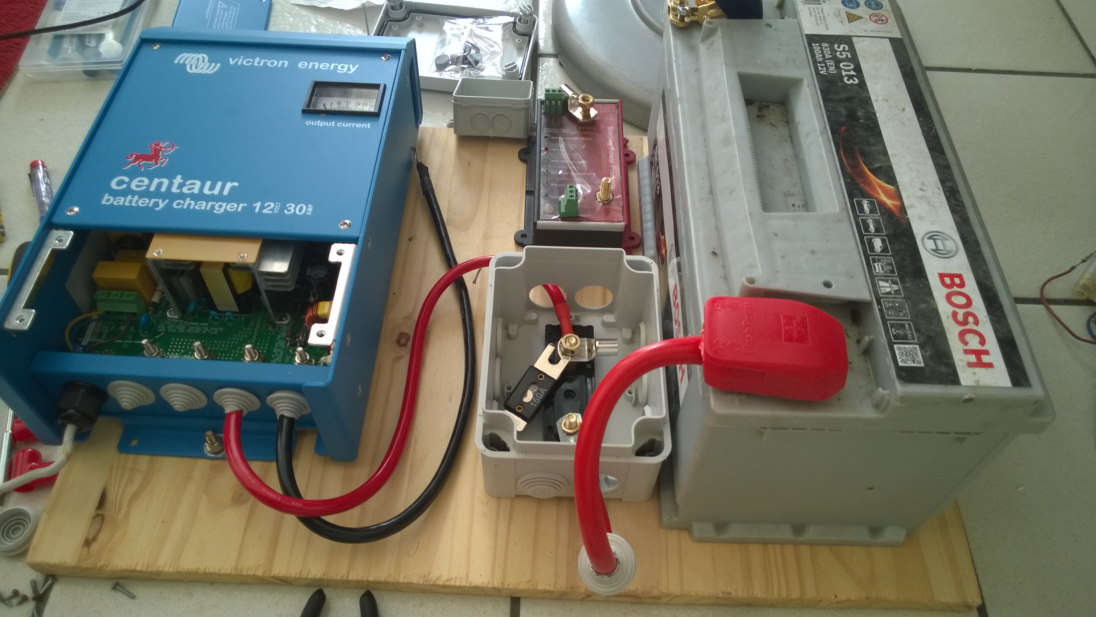 Prototype ArcPower moitié câblé avec chargeur Centaur ouvert.