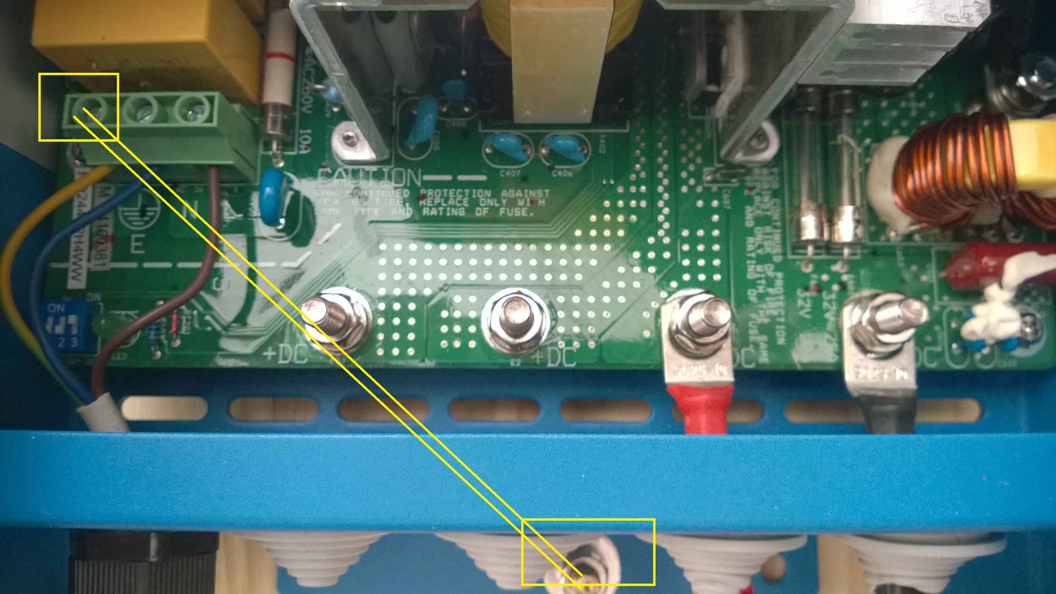 Photo annotée montrant le raccord de la masse sur la carcasse 
du chargeur Centaur.